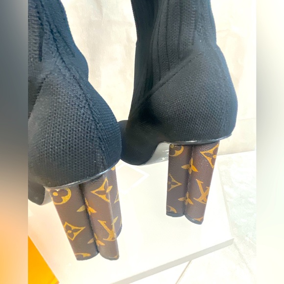 Louis Vuitton Silhouette Black Ankle Boots Sz 40 (US 8) In Like New Condition - Picture 13 of 16